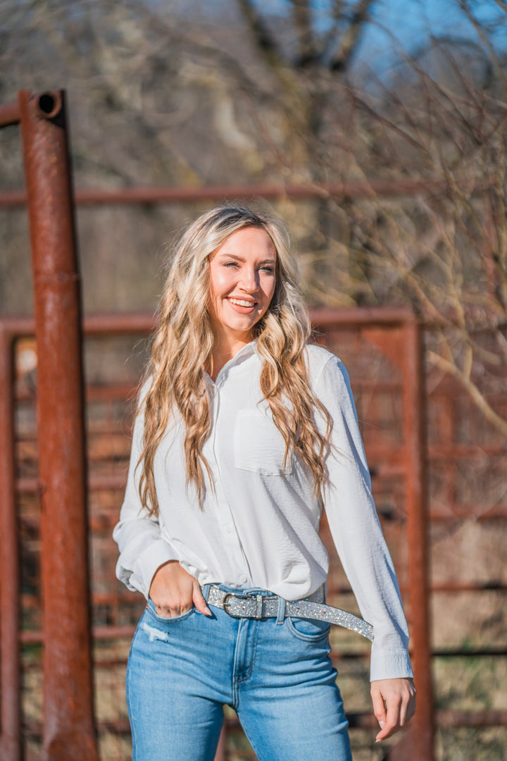 Ankle jeans styled with white blouse